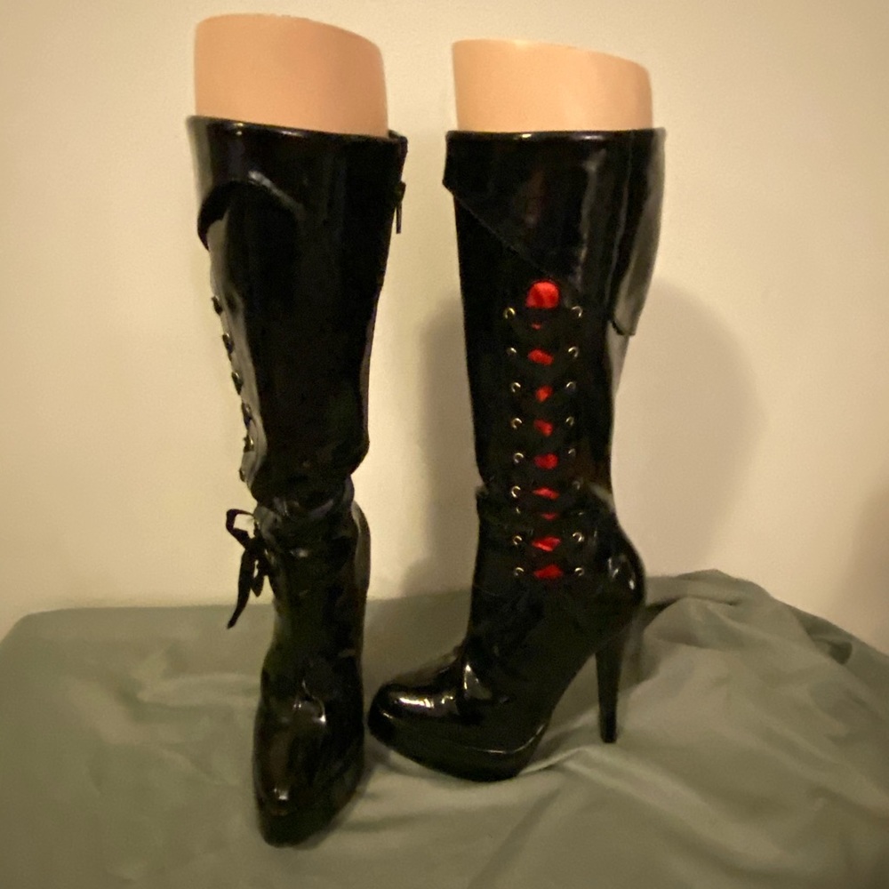 Heeled shiny boots